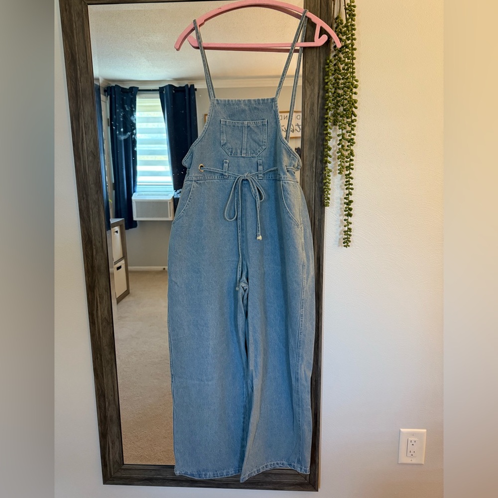 baggy boutique overalls - size small 🩵